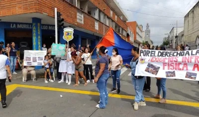 Comunidad del Colegio Mayor de Barranquilla protesta en la Calle Murillo. 