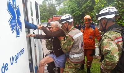 Soldados evacúan a un ciudadano en Villavicencio.