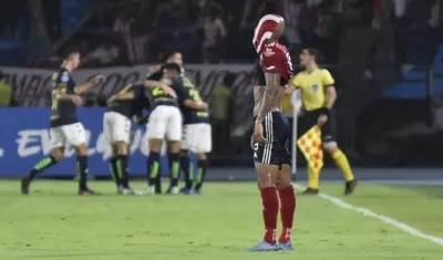 La cara de la derrota y eliminación juniorista en Copa Sudamericana.