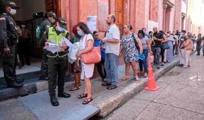 Habitantes de Cartagena ingresando a uno de los puestos de votación.