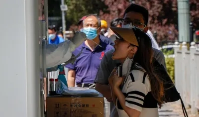 Una mujer se somete a una prueba de Covid-19 en Beijing, China.