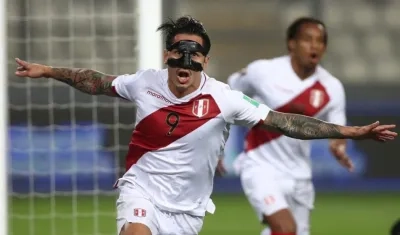 Gianluca Lapadula, delantero de Perú. 