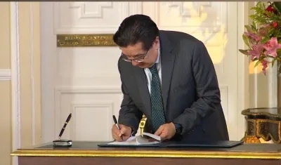 El Ministro Fernando Ruiz firmando el Decreto.