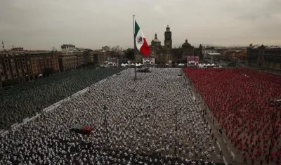La Plaza de la Constitución vestida con los colores de la bandera de México.