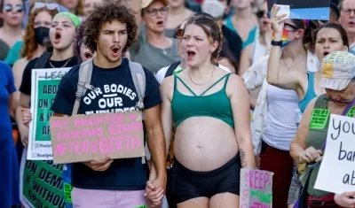 Mia Knighton y su novio Elijah Rudd se sumaron este viernes a las protestas en contra del fallo sobre el aborto en EE.UU. 
