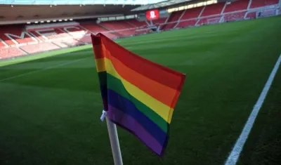 Bandera gay en un estadio de fútbol. 