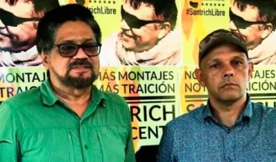 'Iván Márquez', izquierda, junto a otro de los cabecillas de las FARC, Hernán Darío Velásquez, alias “El Paisa”, 