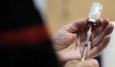 Vista de una dosis de la vacuna contra la covid-19 de Moderna.