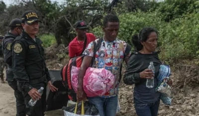 Miembros de la policía de Perú mientras controlan el paso de migrantes venezolanos.