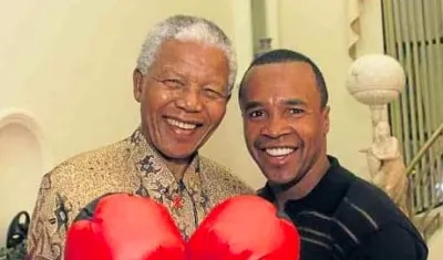 Nelson Mandela y el ex campeón de boxeo "Sugar" Ray Leonard.