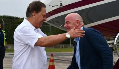 Ramón Jesurún, presidente de la Federación Colombiana de Fútbol, recibe a Gianni Infantino, presidente de la FIFA. 