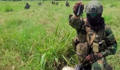 La Fuerza Armada Nacional Bolivariana mostró fotos de militares desactivando explosivos.