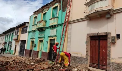 Socorristas trabajan en varias viviendas afectadas en Montúfar, provincia de Carchi (Ecuador) tras el sismo que se presentó este lunes de magnitud 5,2 en la escala de Richter.