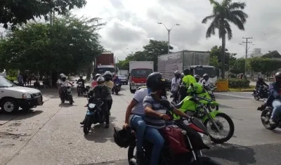 Mototaxistas auxilian a usuarios por bloqueo de conductores de buses a la vía Circunvalar.