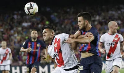 Falcao lucha con el defensa del FC Barcelona Eric García.
