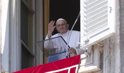 El Papa Francisco sonríe desde su ventana en la Plaza de San Pedro,