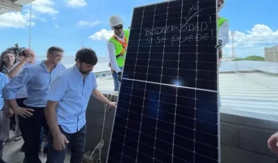 Alcalde Jaime Pumarejo revisando uno de los páneles solares.