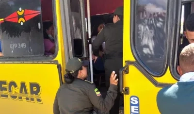 Agentes suben a un bus a realizar controles.