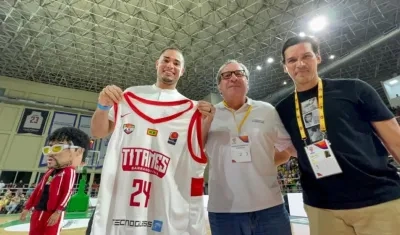 Jonathan Rodríguez, Rodolfo Espinosa y Alberto Caparroso, con la nueva camiseta de Titanes.