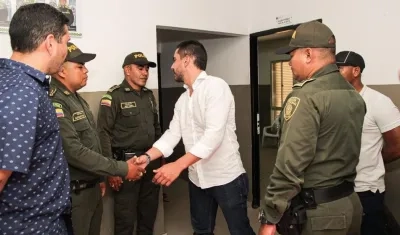 Momento del encuentro del senador Álex Flórez con los patrulleros. 