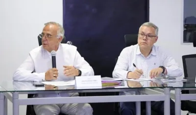 El Ministro de Defensa, Iván Velásquez, y el Minjusticia, Néstor Osuna, en el consejo de seguridad.