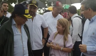 El Presidente Petro y la Gobernadora Elsa Noguera hablan en Santa Lucía.