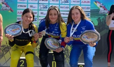La soledeña Sharid Fayad (centro) con las bicicrosistas campeonas.