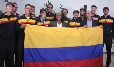 la ministra de deporte María Isabel Urrutia con la Selección Colombia de Tenis.