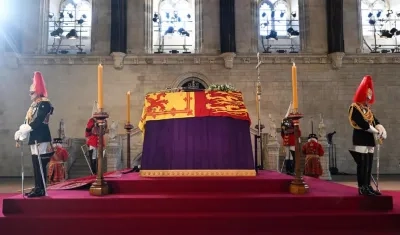 El ataúd de la reina Isabel II al comienzo de la capilla ardiente en el Palacio de Westminster este miércoles