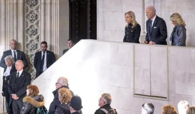 El presidente de los Estados Unidos, Joe Biden, y a la primera dama, Jill Biden, asisten a la capilla ardiente de la reina Isabel II.