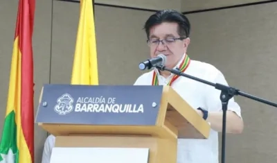 El exministro Fernando Ruiz en un reconocimiento que le hicieron autoridades locales en Barranquilla.