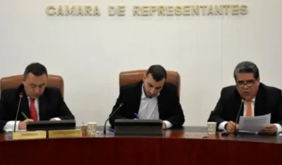 El Contralor General de la República, Carlos Hernán Rodríguez, a la derecha, en la Comisión Legal de Cuentas.