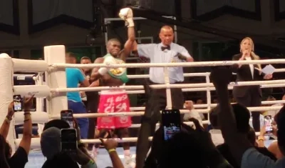 Yuberjen Martínez, boxeador colombiano, con el cinturón de campeón.