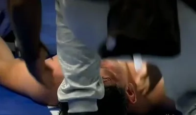 Luis Quiñones es auxiliado en el ring tras ser noqueado.