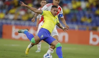 Vítor Roque marcó un doblete en el triunfo de Brasil.