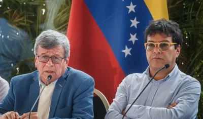 Pablo Beltrán, negociador del ELN, y Danilo Rueda, alto comisionado para la Paz de Colombia.