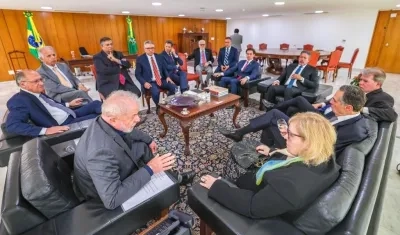 El Presidente Lula da Silva reunido con los órganos de poder.