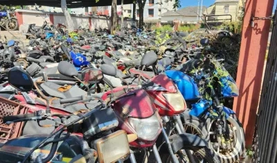 Varios centenares de motos abandonadas en el parqueadero del Rosario.