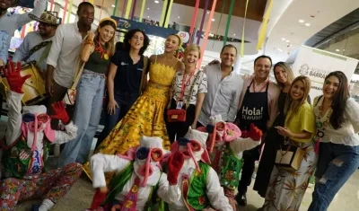 La reina Natalia De Castro, el secretario de Desarrollo Economico, Miguel Castillo, y la gerente de Carnaval, Sandra Gómez, con algunos de los emprendedores de la feria.