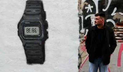 J. Warx posa ante su grafiti inspirado en el más reciente éxito de la cantante colombiana Shakira.