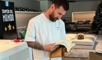 La familia de Messi compartió fotos del futbolista con el libro.