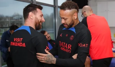 Lionel Messi recibe el saludo del brasileño Neymar.