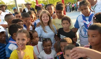 Los niños rodean a la gobernadora Elsa Noguera en la inauguración del parque en Repelón.