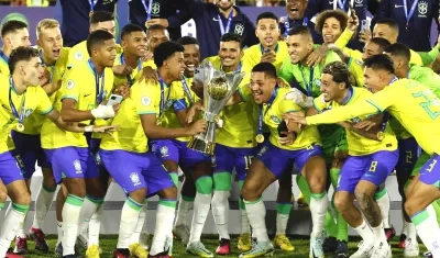 Jugadores de Brasil celebrando el título.
