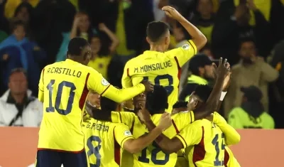 Jugadores de Colombia celebrando el gol en contra el ecuatoriano Luis Córdova.