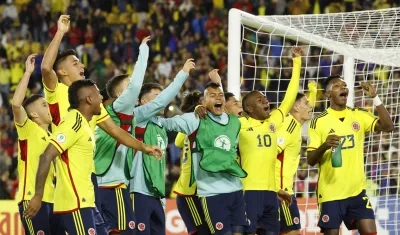 Jugadores de Colombia celebran el triunfo 1-0 sobre Ecuador.