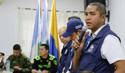 Delegados del Defensor del Pueblo, Carlos Camargo, en la mesa de diálogos en La Apartada.