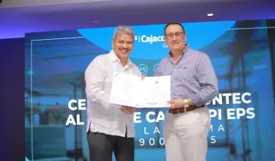 El gerente general de Cajacopi EPS, Roberto Solano Navarra (der) recibiendo la certificación de Icontec.