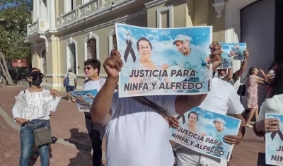 Familiares y amigos de Ninfa Agámez Trullo y Alfredo Sarmiento en la protesta de este miércoles en la Alcaldía.