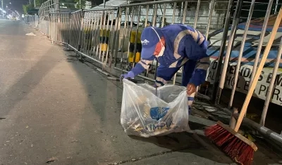 Un operador de Triple A recoge residuos en un evento de Carnaval.